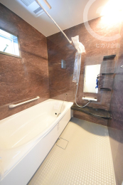浴室 ／四面化粧パネルで高級感のある浴室。換気乾燥暖房機付きです！（04/05/10）