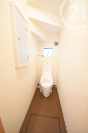 トイレ ／1階・2階にトイレ完備。ウォシュレット機能付きです。（04/05/10）