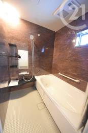 浴室 ／四面化粧パネルで高級感のある浴室。浴室換気乾燥機付き！（04/05/10）