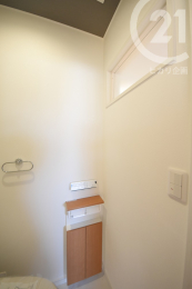トイレ ／2階トイレは外に面していませんが、室内窓から採光を取れるようになっています。（04/03/07）
