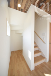 洋室 ／約5.2帖／階段下は収納スペースとして使えます。（04/03/07）