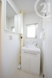 洗面台・洗面所 ／洗面化粧台も新規交換されています。窓を生かしたコンパクトなタイプを採用。（04/05/23）