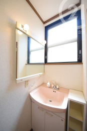 洗面台・洗面所 ／洗面台が1・2階にあり、朝の身支度もそれぞれの階でできます。（04/05/30）