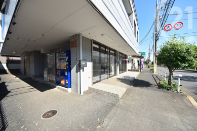 現地外観写真 ／1階倉庫・事務所は現在店舗と分離されていて、裏側から出入りが可能です。（02/10/31）