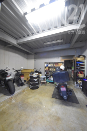 その他 ＜1階 倉庫＞倉庫内は床が土間となっていますので、バイク等のガレージとしても利用可能です。奥に事務所が続いています。（02/10/30）