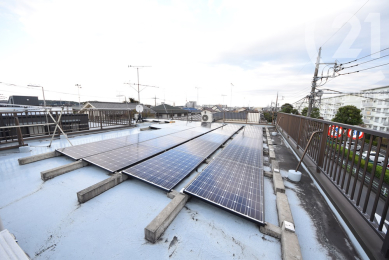 その他 ＜屋上＞屋上には現在、太陽光パネルが設置されています。（02/10/30）