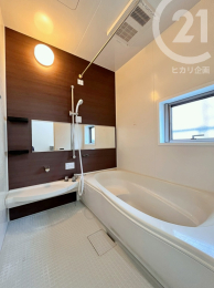  浴室はゆったり1坪サイズ。浴室換気乾燥機や追い焚き機能を備えています。（04/09/04）