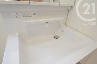 洗面台・洗面所 ／洗面台にはコップやメイクグッズなどを一時置きできる小さなカウンターがあります。（04/04/25）