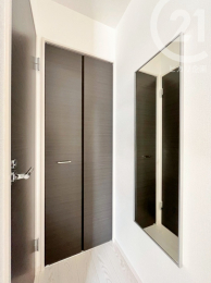  ＜1Fホール＞収納やトイレの近くに鏡が設置されています。（04/09/10）