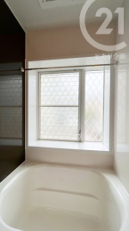 浴室 ／浴室の窓は出窓になっていて奥行が感じられます。（04/07/08）