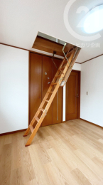 洋室 ／グルニエの階段は可動式のため、使わないときは天井に格納できて邪魔になりません。（04/07/08）