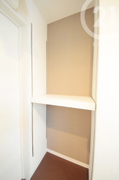  可動棚はお好みの段に高さを調節できます。別途棚を追加することも可能です。（04/08/09）