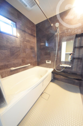  高級感のある四面化粧パネルのバスルーム。浴室換気乾燥機・追い焚き機能付きです。（04/08/09）