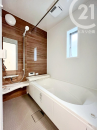  1坪サイズのバスルーム。浴槽はお子様と使いやすいベンチ付き。浴室換気乾燥暖房機も備えています。（04/08/06）