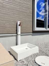  お庭に外立水栓があり、庭先のお手入れや水遊びに便利です。（04/09/16）