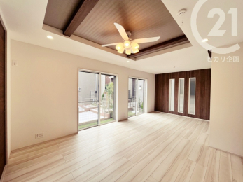  開放感あふれる折上天井のリビングの横には用途多様な洋風仕様の和室があります。（04/09/26）