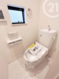  1階トイレ／各階にウォシュレット機能付きトイレを完備！（05/01/28）