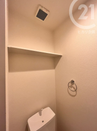  ＜2階トイレ＞予備のペーパーを置ける棚が設置されています。（04/12/09）
