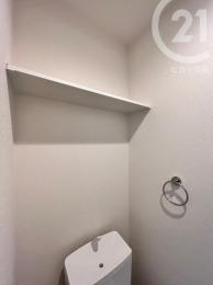  2階トイレ／ペーパー予備置きに便利なシェルフ収納あり。（04/12/18）