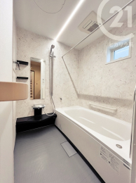  1坪サイズのゆったりとしたバスルーム。浴室換気乾燥機は冬に暖房として活用可能！（04/12/04）