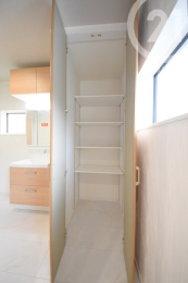 トイレ ／1階トイレ。天井はアクセントクロスが使われていておしゃれな空間になっています。（04/05/08）