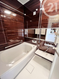  四面化粧パネルの高級感あふれる浴室。浴室換気乾燥暖房機付きです！（04/11/24）