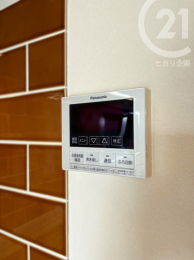  給湯器操作パネルはキッチンと浴室にあり、どちらからでも操作が可能です。（04/10/15）
