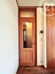  リビングドアの上に開閉可能なランマ付き。ドアは閉じたまま、ランマ窓を開けて風通しを確保することができます。（04/11/22）