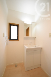 洗面台・洗面所 ／鏡裏の収納スペースも確保されています。(04/03/06)