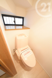 トイレ ／トイレ内には壁面収納があります。(04/03/06)