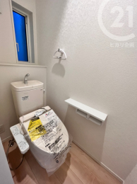  1階トイレ／各階にウォシュレット機能付きトイレを完備。（04/10/31）