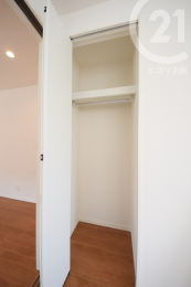 収納 ＜1階洋室＞収納スペース付き◎リビング収納としても使いやすい位置にございます。（04/04/11）