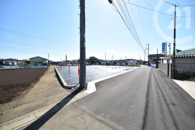 前面道路含む現地写真 ／分譲現場の北側には幅員1.8Mの通路（画像左）が通っています。（03/10/02）