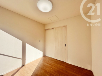  洋室約4.5帖／引き込み戸だから戸を開けるためのスペースが取られずお部屋を広くつかえます。（05/01/09）