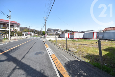 現地土地写真 /西側道路には歩道が整備されています。（04/03/20）