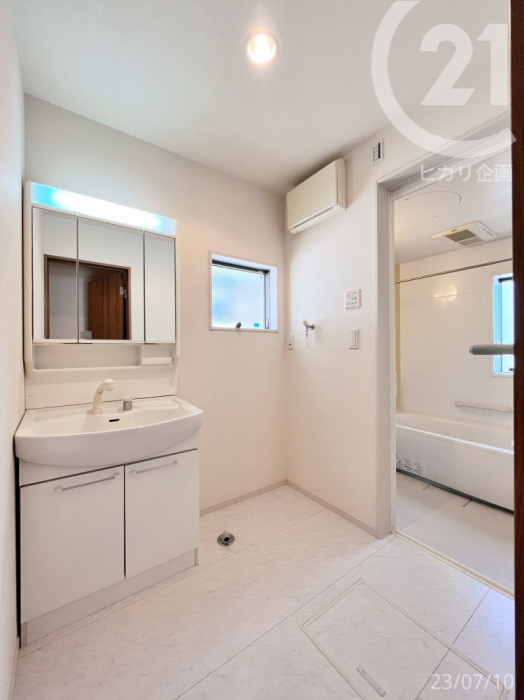  2階洗面脱衣室／ホワイトを基調とした清潔感のある内装