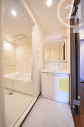 洗面台・洗面所 ／洗面台上にはタオルなどの収納に便利な小棚があります。（04/05/10）