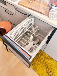  ペニンシュラタイプキッチンは加熱調理スペース前もオープンで室内全体を見渡せます。
