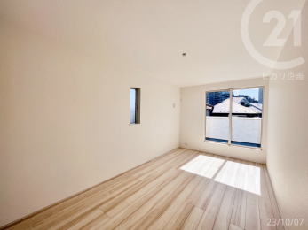  【断熱材】床・天井・壁の隙間に、断熱材を入れることで、外部と断熱性・室内の保湿性を高め、快適な室内居住空間を保ちます。
