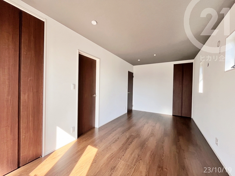  2階洋室9帖　ドアや照明が2部屋分備えられているため、別途間仕切り工事だけで2部屋に分けられます。