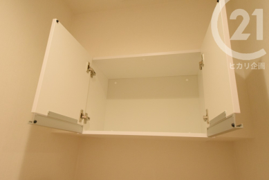 トイレ ／吊戸棚にペーパー予備などを収納頂けます。（04/04/23）