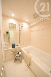 浴室 ／浴室はゆったり1416サイズ。浴室換気乾燥機・追い焚き機能を備えています。（04/04/23）