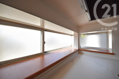 キッチン ／キッチン出窓は水切りスペースにしたり、調味料置き場にしたりと使い方いろいろ。（04/04/10）