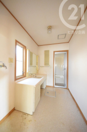 洗面台・洗面所 ／1階洗面室はキッチンと1階廊下の2カ所から出入り可能です。（04/04/10）