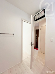  洗面室／生活に配慮した2WAY動線。ホール側に出れば階段がすぐなので洗濯動線が短く便利。
