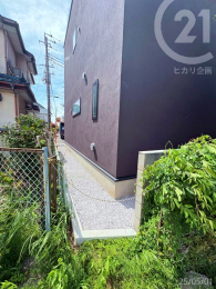  緑道側からも出入りが可能です。