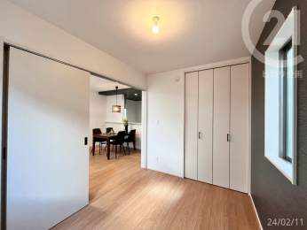  1階洋室／戸を開けてリビング続きにしたり個室にしたり気軽に空間を変えられます。
