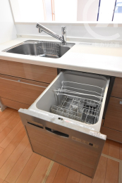 キッチン ／ビルトイン食洗機付き。食後の後片付けがスイッチ1つでラクラク♪（04/03/25）