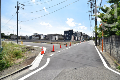 前面道路含む現地写真 ／現場中央に通る新設道路は曲がり角があり、勢いのある通り抜け防止になっています。（04/05/22）