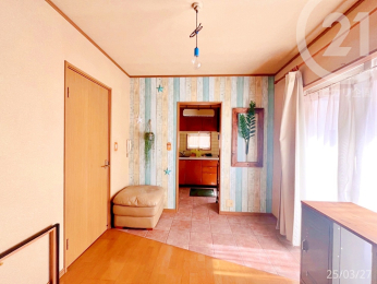  ＜LDK＞キッチンの入り口付近にはアクセントクロスが使用されています。